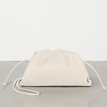 Bottega Veneta The Pouch 20 Clutch In White Calfskin